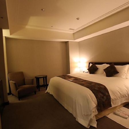 Tayih Landis Hotel Tainan Exterior photo A room at the hotel