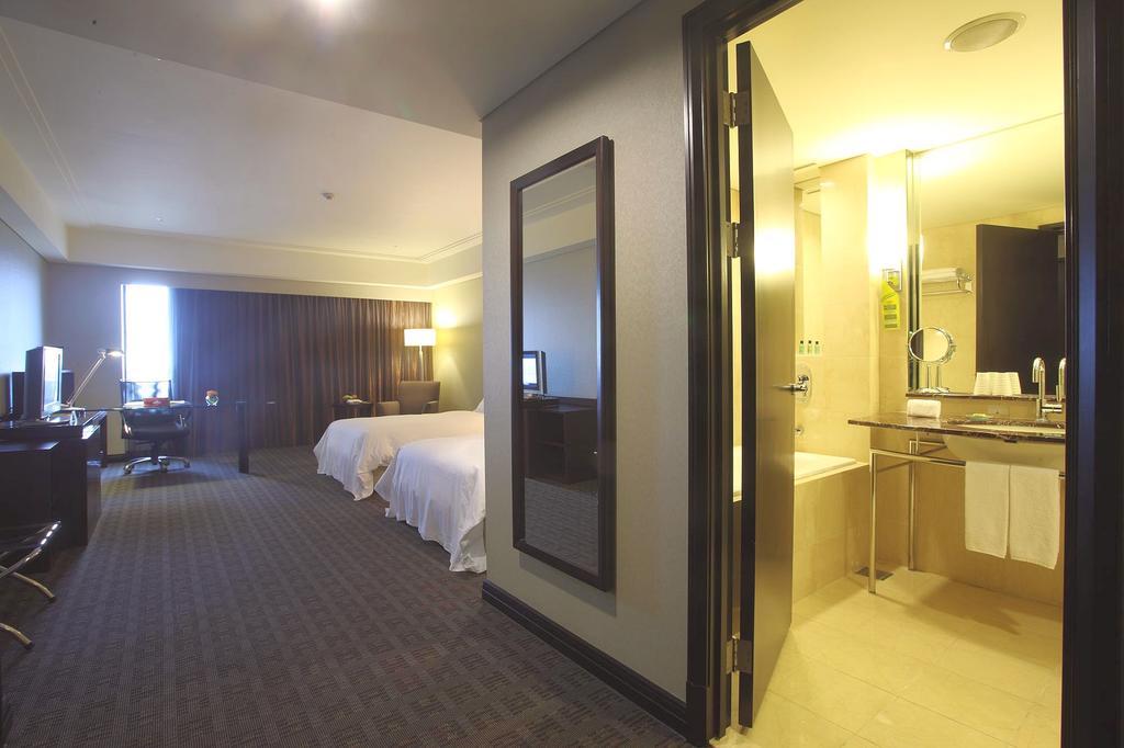 Tayih Landis Hotel Tainan Exterior photo A room at the hotel