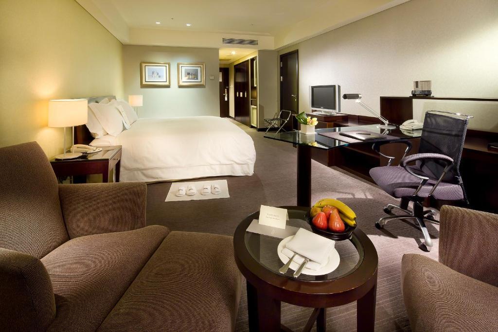 Tayih Landis Hotel Tainan Exterior photo A room at the Conrad Hong Kong