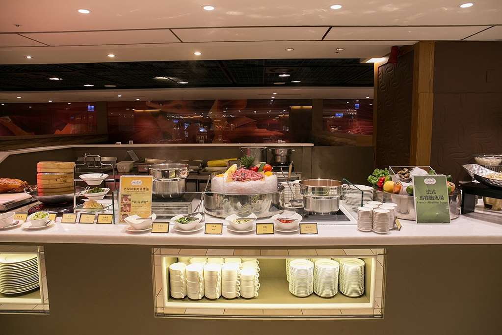 Tayih Landis Hotel Tainan Restaurant photo A buffet at a hotel