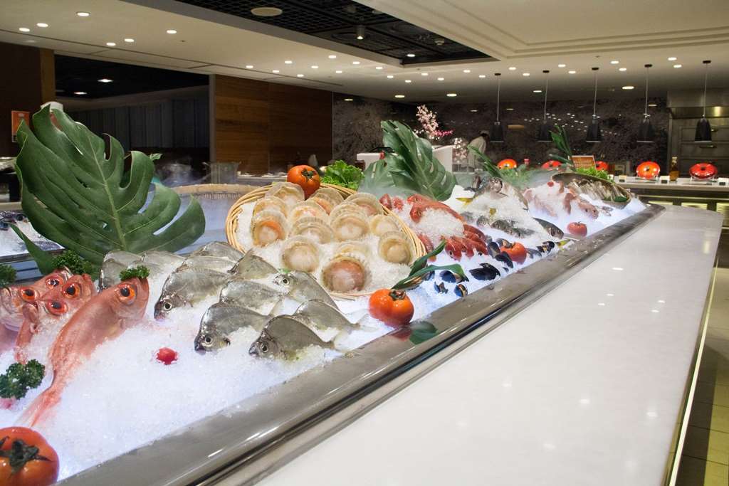 Tayih Landis Hotel Tainan Restaurant photo Seafood display at a buffet