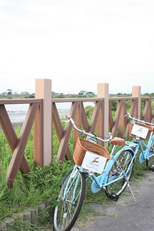 Tayih Landis Hotel Tainan Exterior photo Bicycle sharing at the wetland park