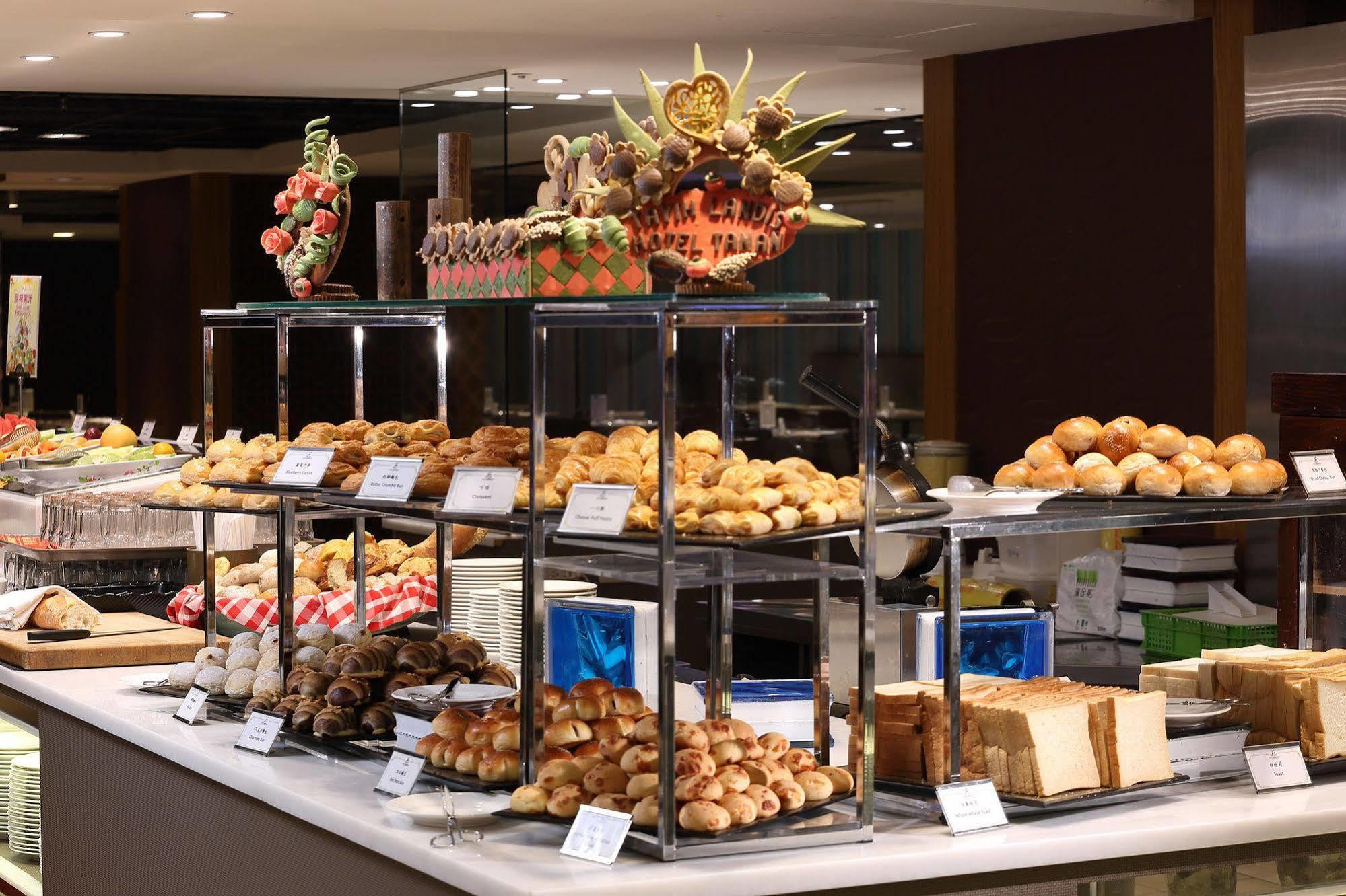 Tayih Landis Hotel Tainan Exterior photo A bread station