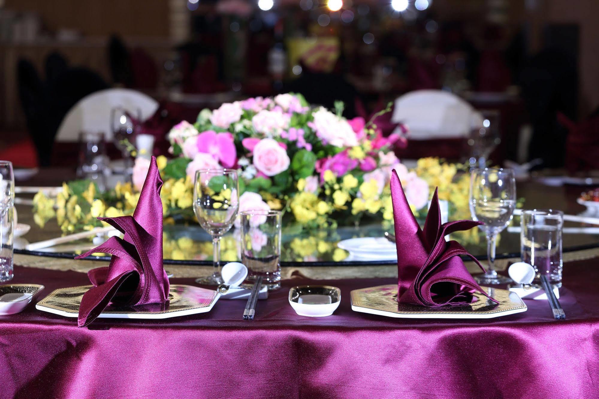 Tayih Landis Hotel Tainan Exterior photo A table set for a formal dinner